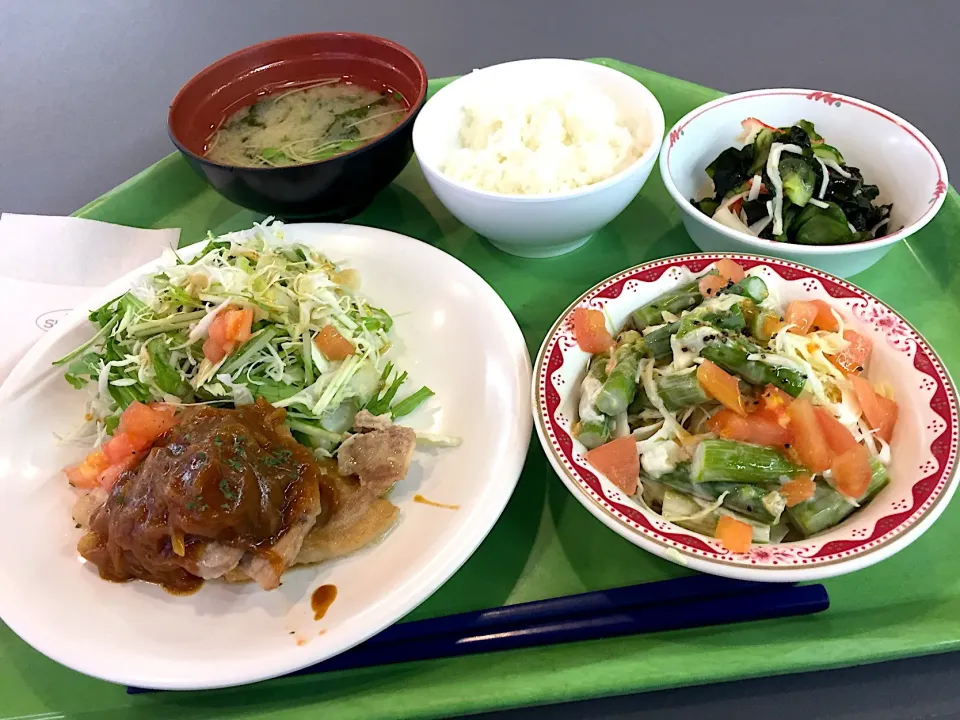 豚ロースソテーオニオンソース、カニ棒の酢の物、グリーンアスパラのサラダ|Tadahiko Watanabeさん