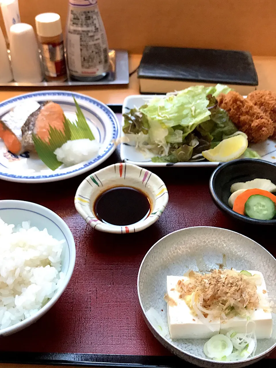 銀鮭塩焼き/広島産カキフライ/冷奴/味噌汁|山内博之さん