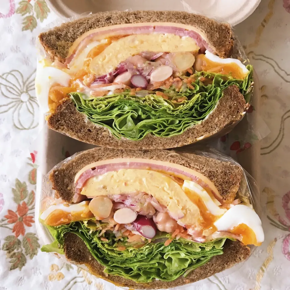 サンドイッチお弁🥪

色々あるものもりもりサンド。
オムレツと茹で卵、豆マリネ、野菜色々、ハム、チーズ。
Panpan堂さんの雑穀パン。

 #白金のパン屋さん  #サンドイッチ弁当  #蓋閉まるかな #まさかの卵料理２種 #お弁|ちこさん