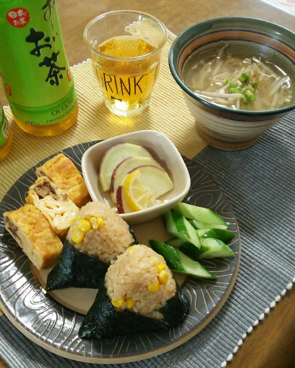 Snapdishの料理写真:おにぎりアクション参加味噌ラーメン風ランチ☀🍴まちまちこさんの味噌バターコーンめしと恭子さんの胡麻と炒めモヤシの味噌汁|makikoさん