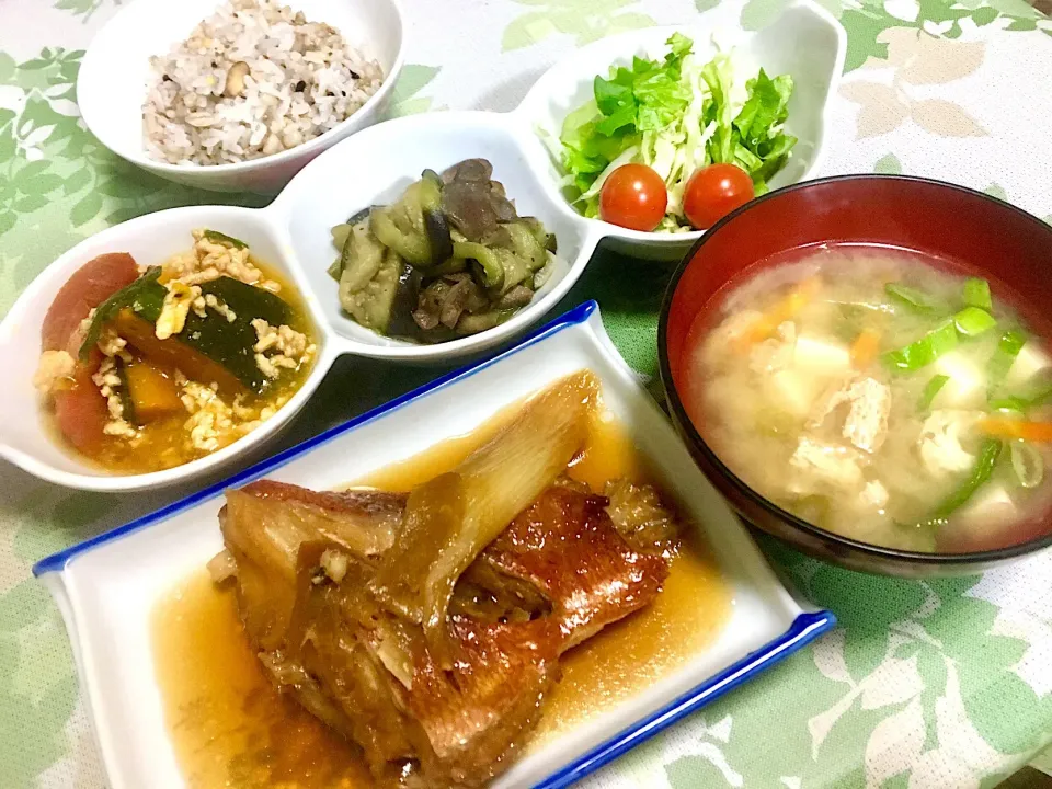 Snapdishの料理写真:🔸赤魚の煮付け
🔸かぼちゃの鶏あんかけ
🔸ナスと砂ずりの炒め物
🔸サラダ
🔸お味噌汁
🔸雑穀米|ティーナさん