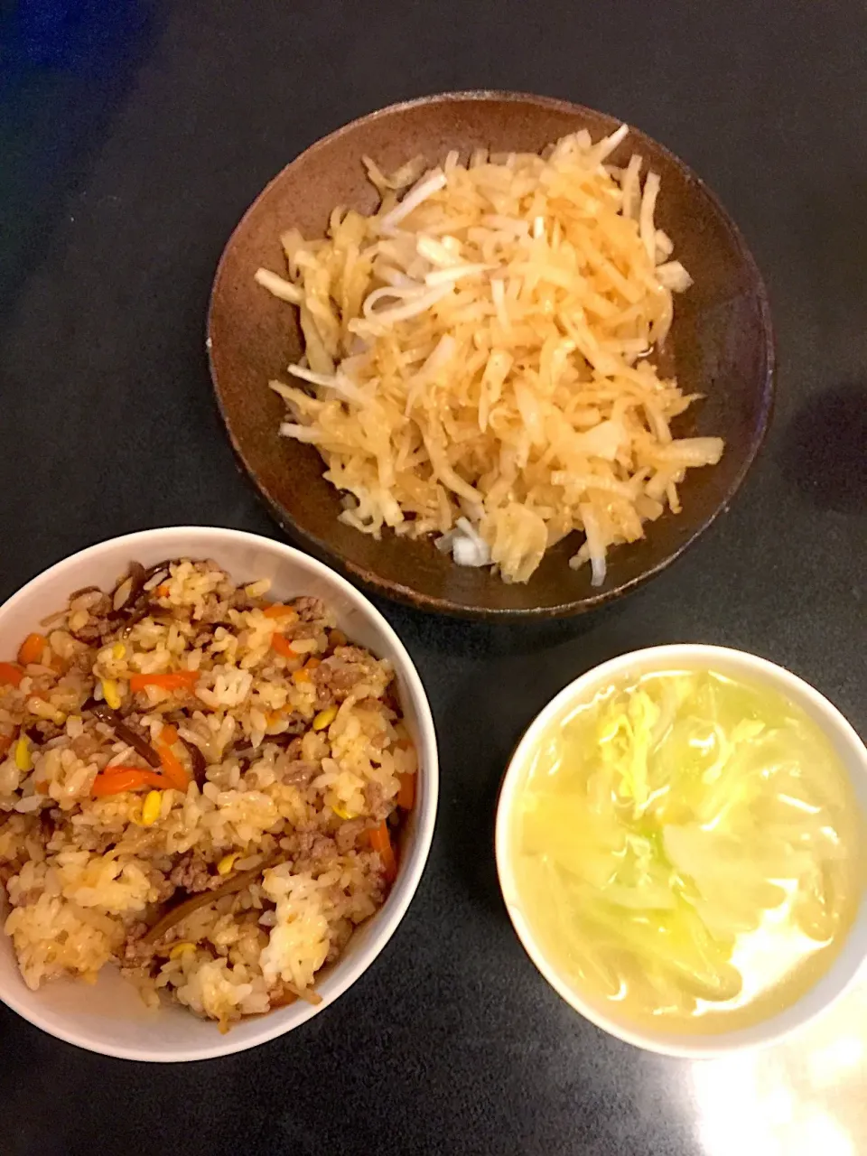 ビビンバ風混ぜご飯 & 大根のナムル & 炒めたキャベツの中華スープ|ぺろたんさん