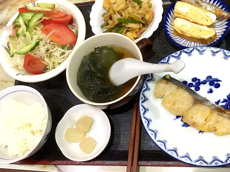 今夜の夕食です。鰆の味噌漬け焼き、卵焼きとシシャモ、キャベツと大蒜の芽と豚肉炒め、わかめスープ、サラダ、らっきょう、御飯少々です。|詳智　片山さん