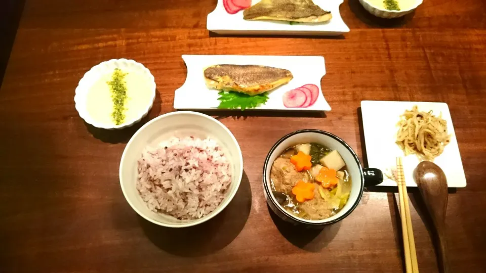 とろろご飯，焼き魚，蓮根入り肉団子の根菜スープ(春雨入り)漬け物(ラディッシュ)モヤシのおひたし|ナミさん