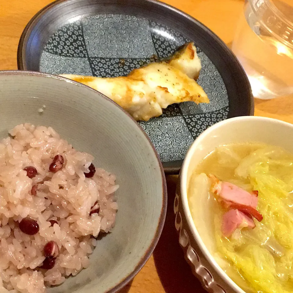 Snapdishの料理写真:お赤飯、鱈のムニエル、白菜スープ|あおさん