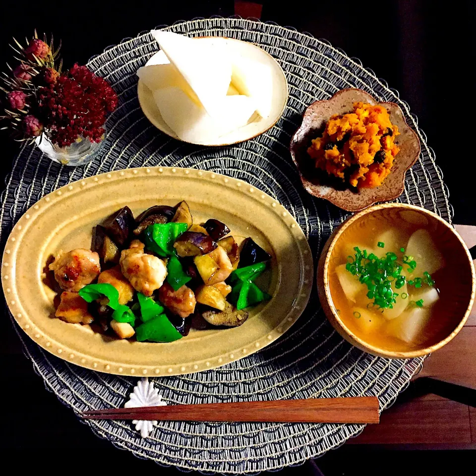 ナスとピーマンと鶏モモ肉のスタミナ源たれ炒め、かぼちゃとレーズンとくるみのサラダ、かぶのしょうがあんかけ汁|はらしおりさん