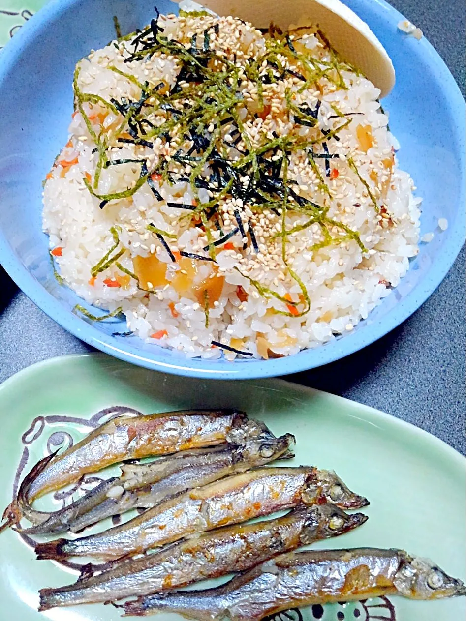 ちらし寿司、ししゃも焼🐟|ほしこさん