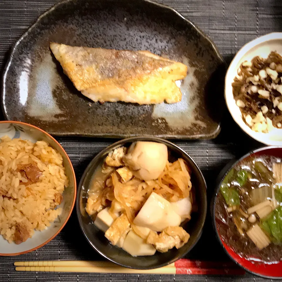 タラのムニエル
里芋とおあげの煮物
ホタテの炊き込みご飯
生もずくと揚げ玉のめんつゆ和え
えのきと白菜の味噌汁|Bism❥さん