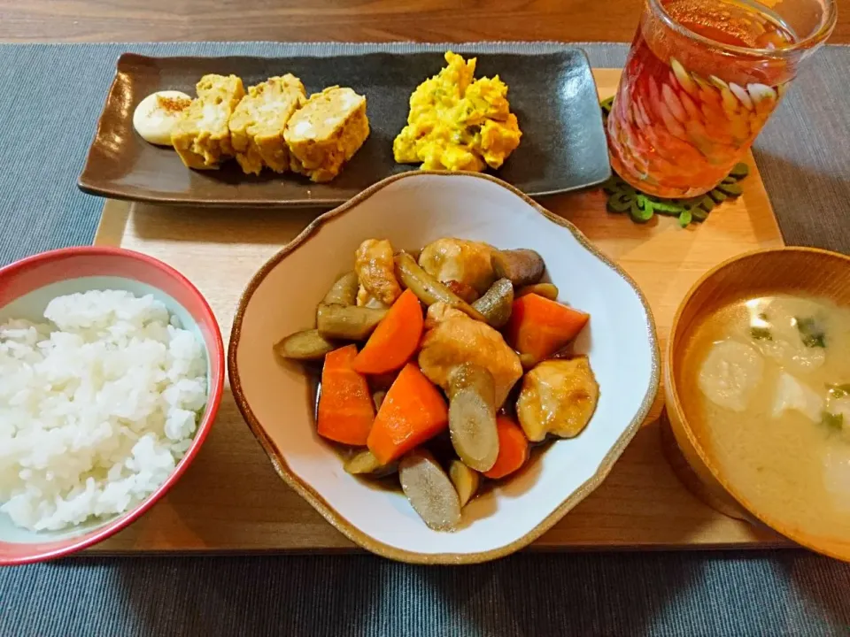 鶏ごぼう、だし巻き玉子、かぼちゃのサラダ、味噌汁|おむすびさん