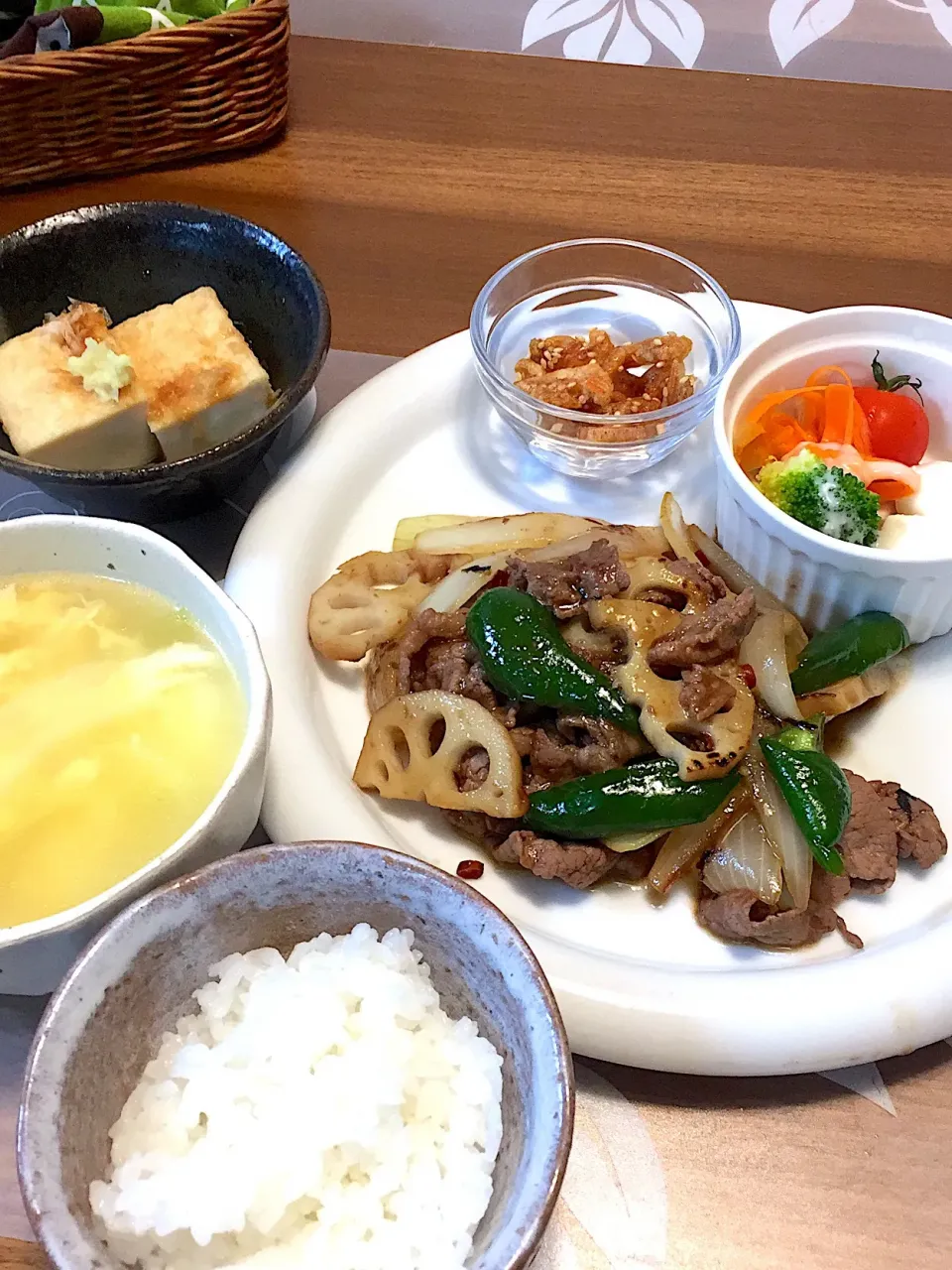 晩御飯
牛肉とレンコンと玉ねぎとピーマンの甘辛炒め、モッツアレラチーズとトマトとブロッコリーと人参のサラダ、小エビ揚、玉ねぎと玉子の中華スープ、絹揚げ、白米|かよちゃんさん