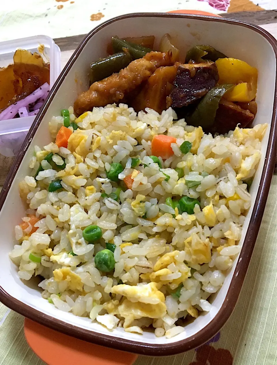 単身赴任の昼ごはん☀️🍴
炒飯弁当🍱
五目炒飯
さつまいも🍠と鶏胸肉🐔の甘酢炒め
大根のゆかり和え 生姜の佃煮
#炒飯弁当#酢鶏#生姜の佃煮|ぽんたさん