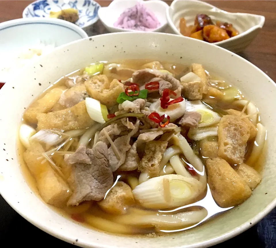 単身赴任の晩ごはん🌙✨
肉うどん（豚肉、長ネギ、油揚げ、えのき茸）
さつまいも🍠と鶏胸肉🐔の甘酢炒め
大根のゆかりマヨ和え
大根の皮の甘酢漬け  酒粕入なめ味噌|ぽんたさん