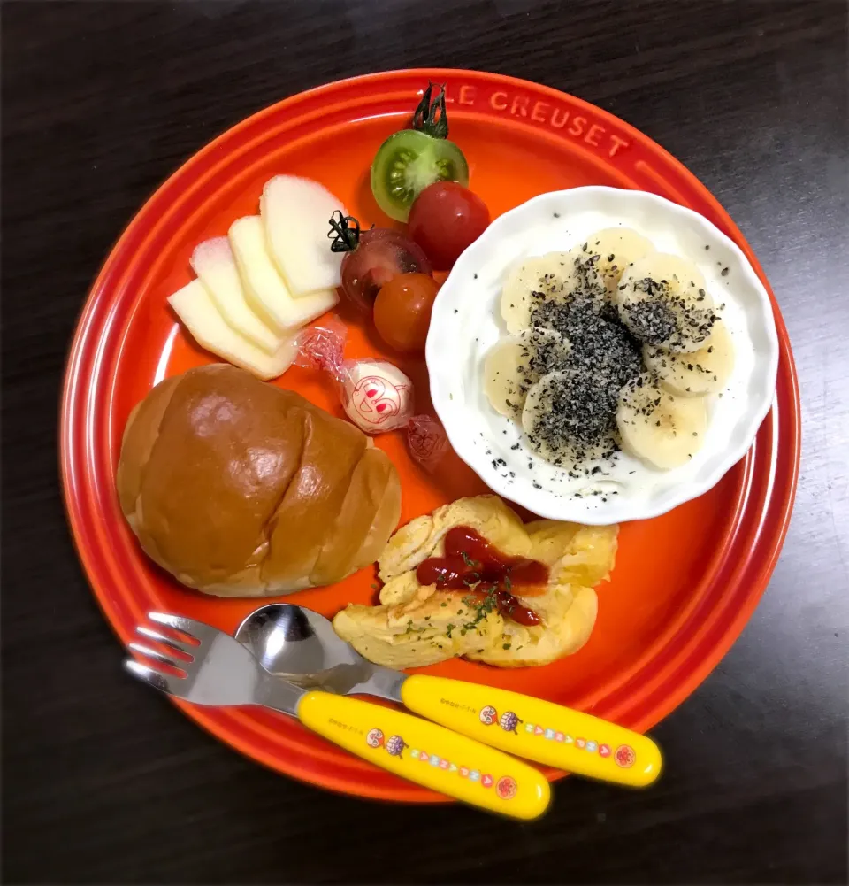 11/15❁息子 朝ごはん☀️
バターロールパン
チーズ入り玉子焼き🥚
黒ごまバナナヨーグルト🍌
カラープチトマト🍅
りんご🍎|つんさん