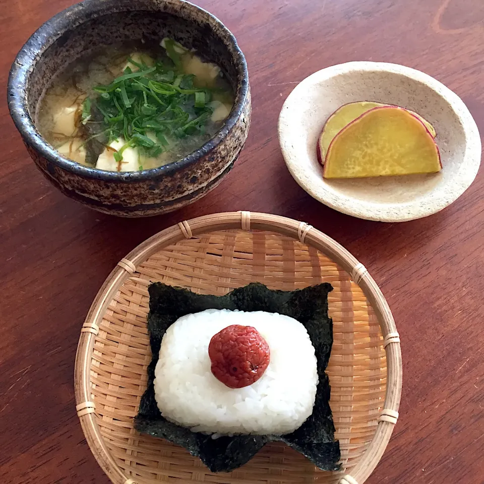 日の丸おむすび🇯🇵と
もずくの崩し豆腐のお味噌汁で
お昼ごはん|ayuayu45さん