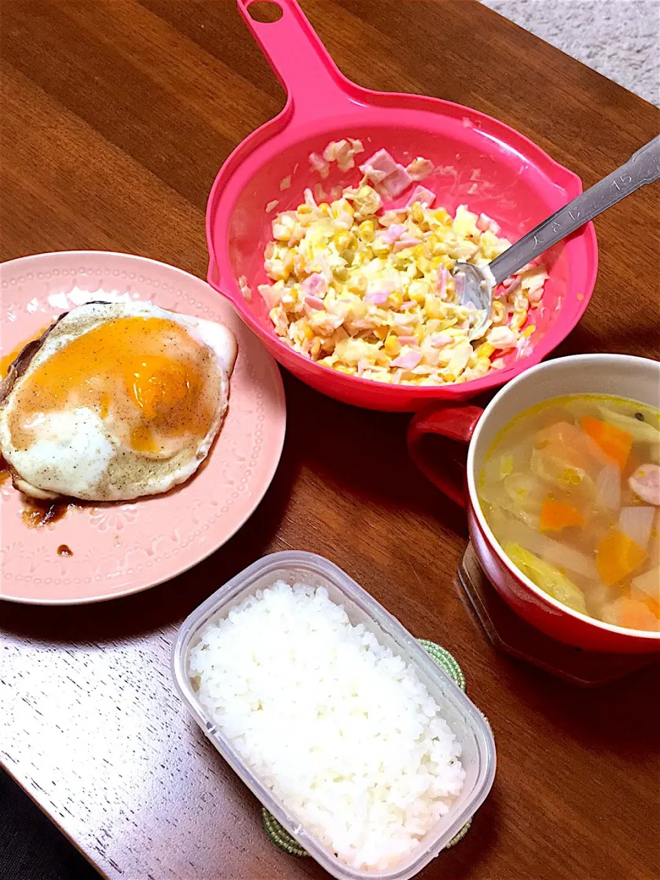 チーズインハンバーグ目玉焼き乗せ コールスロー 野菜スープ|pppよぴさん