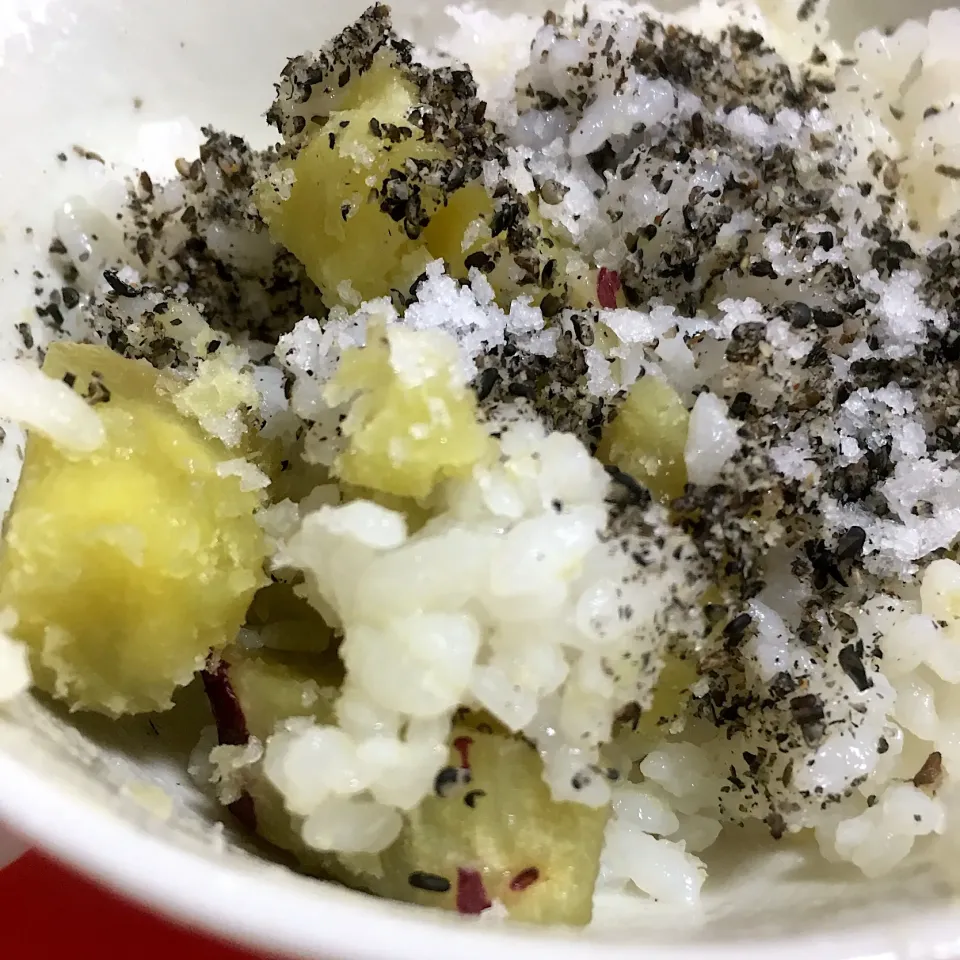 Snapdishの料理写真:少ない調味料でできちゃう！さつまいもでホクホク炊き込みご飯|おまめさん