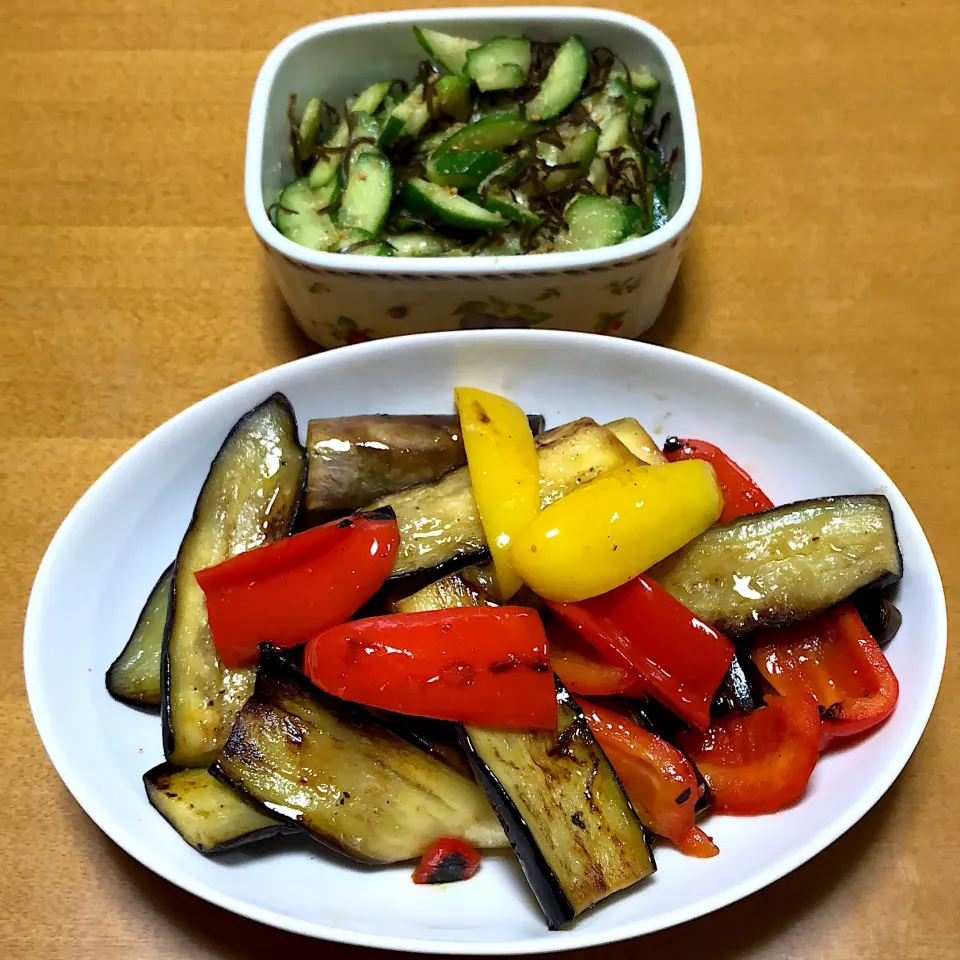 Snapdishの料理写真:きゅうりの塩昆布和えと、焼き野菜のマリネ😊|amikaさん