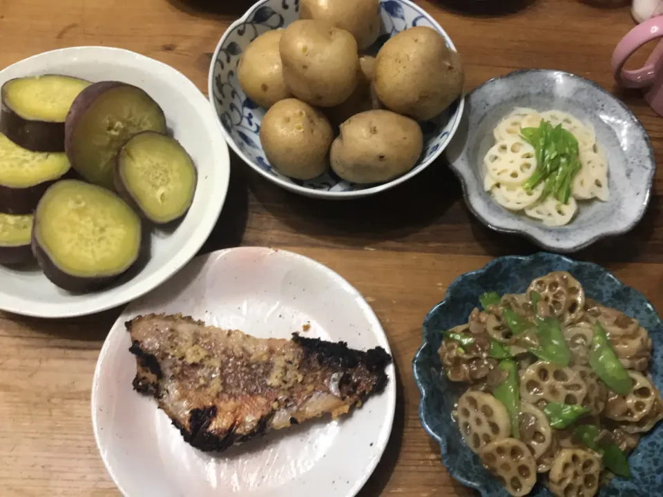 Snapdishの料理写真:蓮根のバラ肉あんかけ、蓮根の甘酢煮、手作り赤魚の味噌漬け、北海道から送られてきた北あかり、さつまいも🍠|Lindaさん