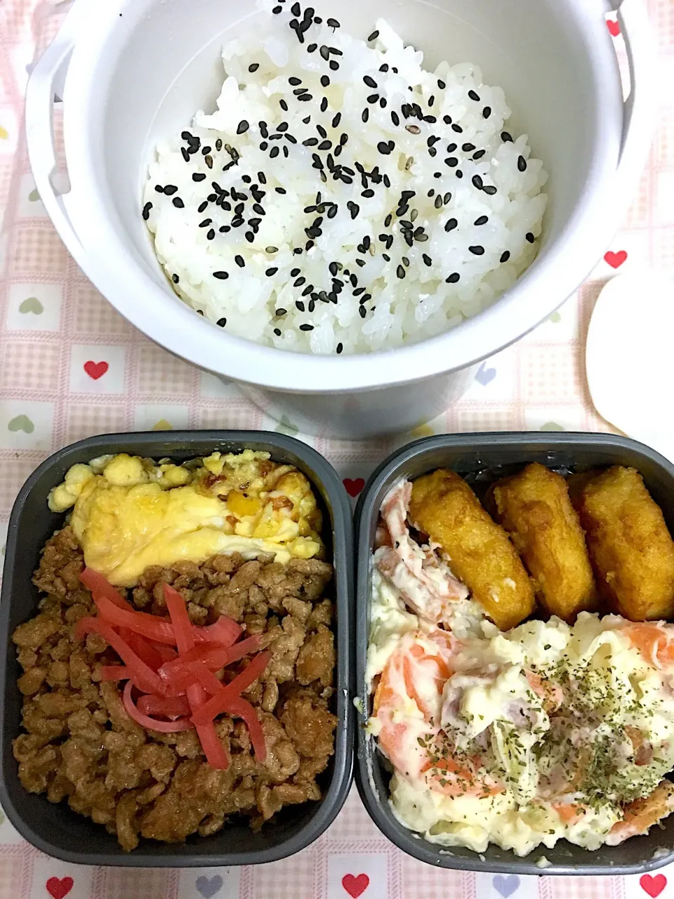 11月15日息子弁当  鶏そぼろ チーズ卵 タンドリーチキン ポテトサラダ|オリーブさん