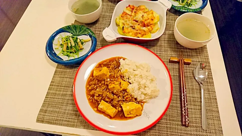 Snapdishの料理写真:今日の夕食 麻婆豆腐丼、豆苗の塩麹炒め、じゃがいもとキムチのチーズ焼き、わかめスープ|pinknari🐰🌈さん