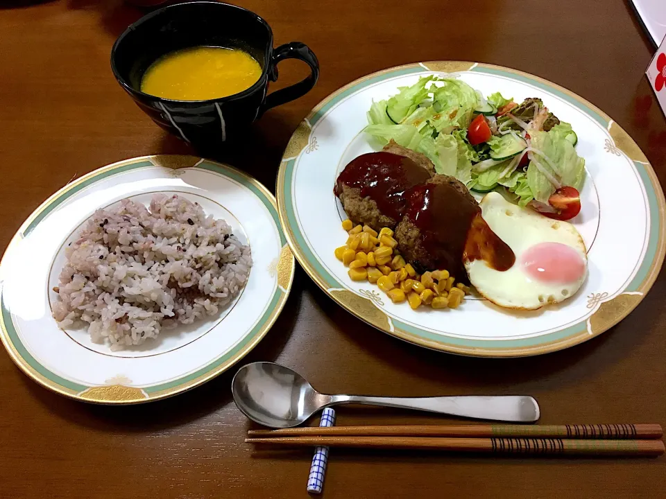 Snapdishの料理写真:ハンバーグとかぼちゃポタージュ|たいへーさん