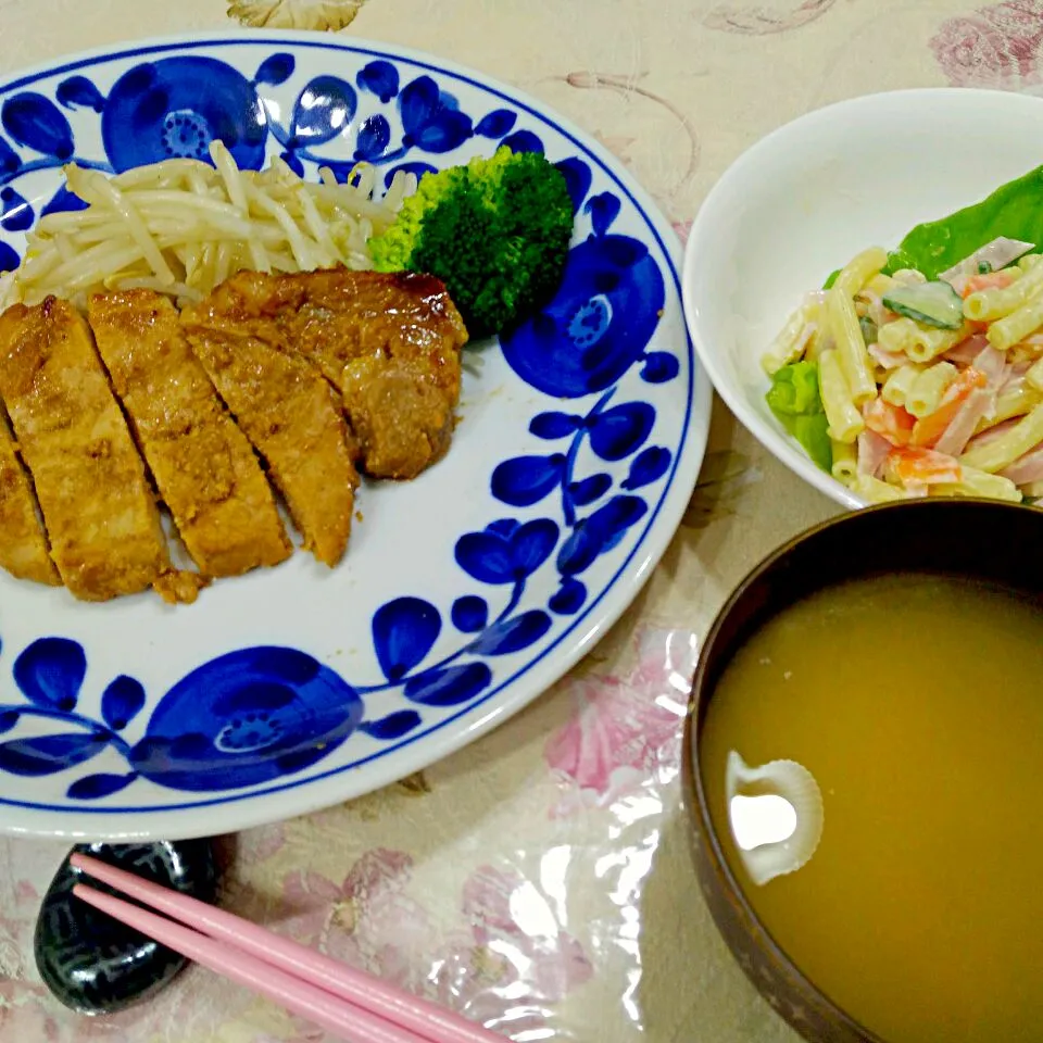 2017/11/15/（水）
豚ロース肉のごま味噌漬け
マカロニサラダ
根菜の味噌汁|たえさん