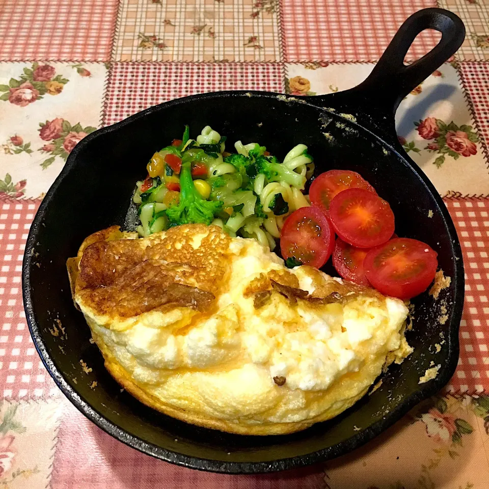 ロッジのスキレットdeモンサンミッシェルのふわふわオムレツ🍳|＊ゆみしぼり＊さん