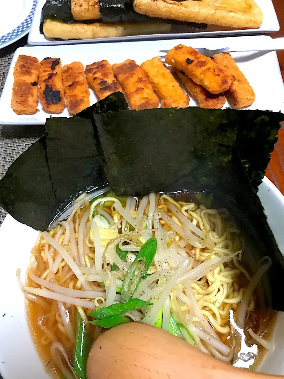 インスタントのイメージが変わる
マルちゃん正麺しょう油味ラーメンと
冷凍棒チキンナゲットで手抜きメニュー|シュトママさん