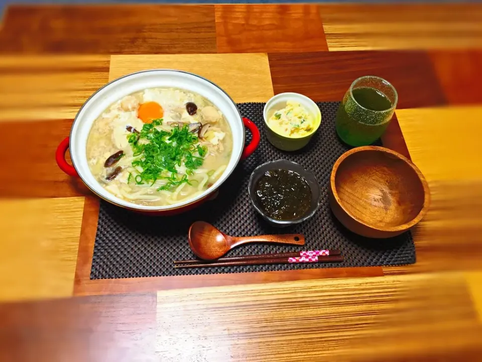 Snapdishの料理写真:寒くなったので一人鍋フル活用❢ #一人鍋  #きのこ  #うどん  #野菜たっぷり  #もずく  #サラダ|ぼんぼんさん