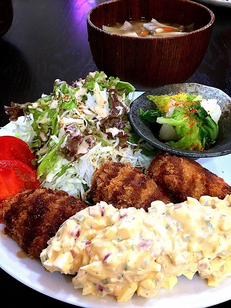 ⭐️カキフライ
⭐️千切りキャベツ
⭐️白菜の浅漬け
⭐️根菜とお豆の味噌汁|よっちぃさん