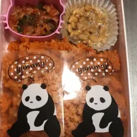 毎日自分で弁当を作る 時間が少ない！ 

韓国のチリペスートご飯とキムチと納豆！
辛いそうww

＃韓国感じ＃高校生活＃弁当|👸🏻T_Akm🖤さん