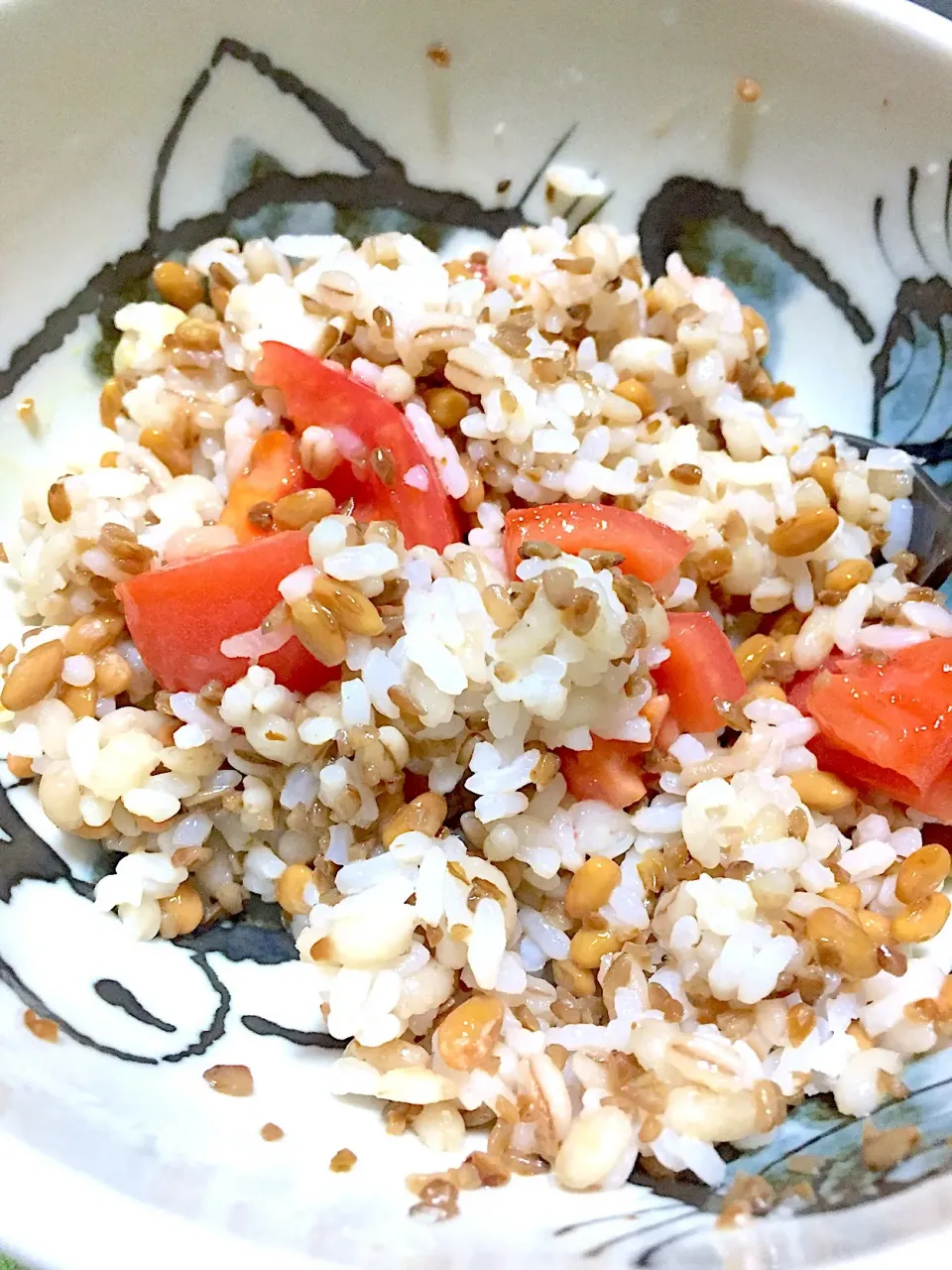 出涸らし韃靼蕎麦茶の実と納豆とトマト混ぜもち麦飯の昆布塩レモン汁胡麻油和え|gekoさん