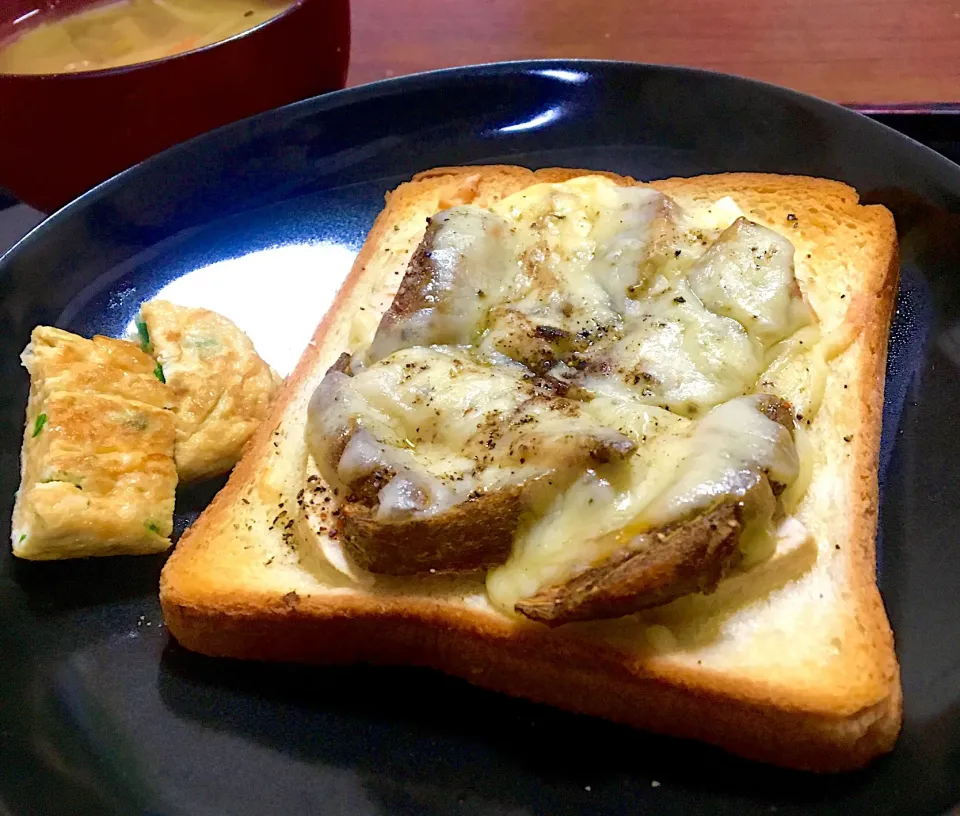 単身赴任の朝ごはん🌅
柿とりんごのピザトースト🍞オールスパイスの風味で
ネギ入り卵焼き🥚
野菜の味噌汁|ぽんたさん