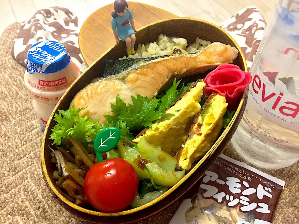 玄米ご飯&自家製塩鮭焼き&パプリカ入りスパニッシュオムレツ&きんぴらゴボウ&青梗菜のおひたし&紅芯大根甘酢漬け&わさび菜&プチトマト🍅&アーモンドフィッシュのダーリンお弁当♪

  #弁当 #フチ子  #骨太弁当 #今日は鮭#自家製塩鮭🐟|桃実さん