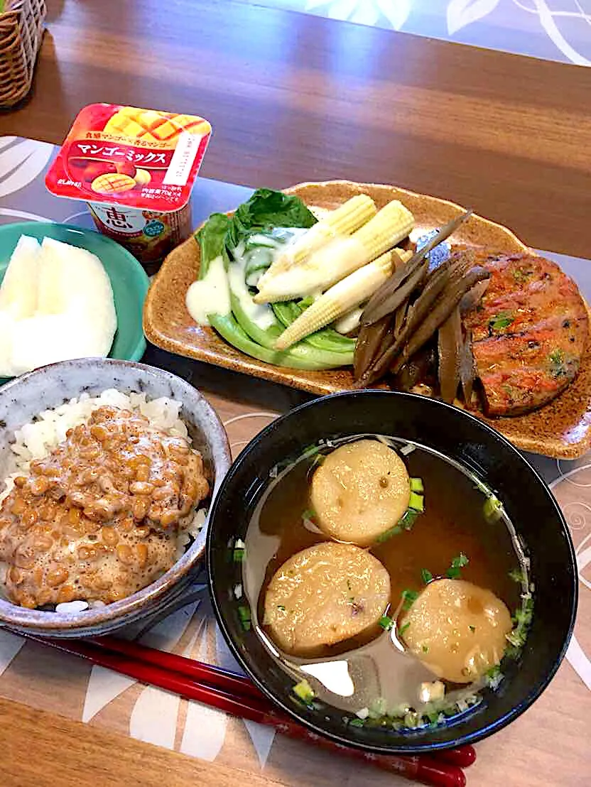 朝ごはん
焼き枝豆はんぺん、きんぴらゴボウ、サラダ菜、ヤングコーン、ふと海苔の味噌汁、白米、納豆、新高梨、マンゴー入りヨーグルト|かよちゃんさん