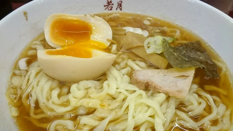 【1948年創業】中華 若月 の 自家製麺使用しょうゆラーメン並 ＋ 味たまご（80円) ＠新宿、新宿西口17160|大脇さん