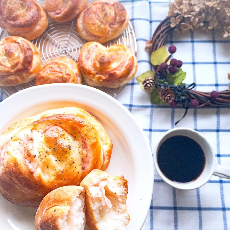 Snapdishの料理写真:ハムマヨパン🥐
   初めてのお惣菜パン🔰|hari-co ＊ はりこさん