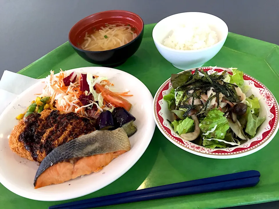 まんぞくコロッケと焼鮭の盛り合わせ、きのこサラダ|Tadahiko Watanabeさん