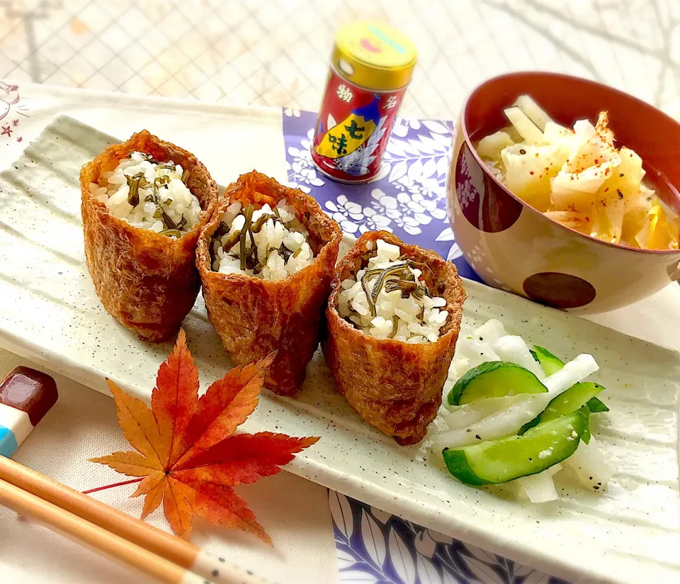 昼ごはん  お稲荷定食
・紫蘇の実昆布佃煮のお稲荷さん
・大根の塩糀&ペッパー浅漬け
・具だくさん味噌汁に礒五郎七味|砂雪さん