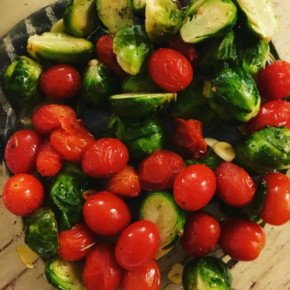 Snapdishの料理写真:Brussel sprouts, tomato garlic roast|kayoさん