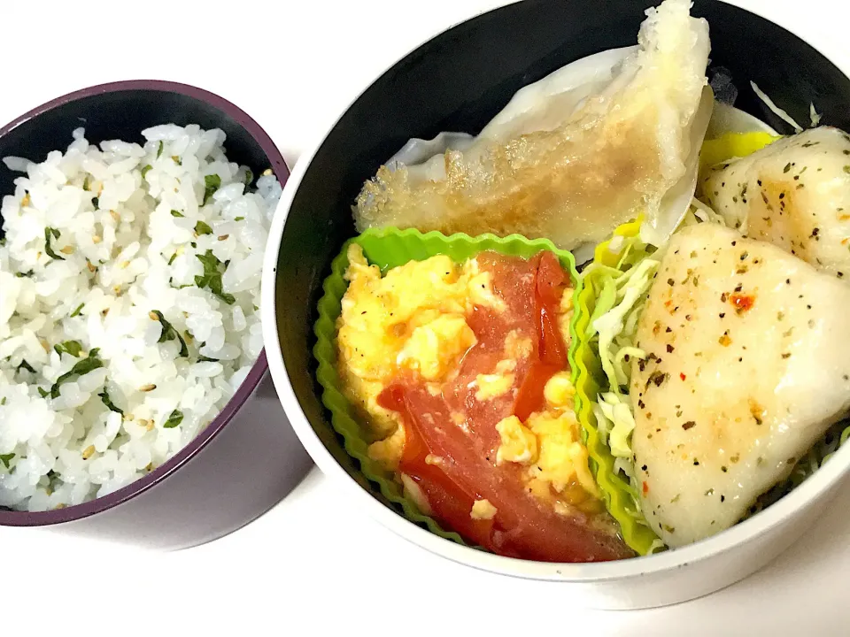 今日のお弁当

しそごはん
餃子
トマトたまご炒め
白身魚のバジル焼

 #お弁当  #ランチ  #記録  #まだまだ修行中 #混ぜご飯|spuさん