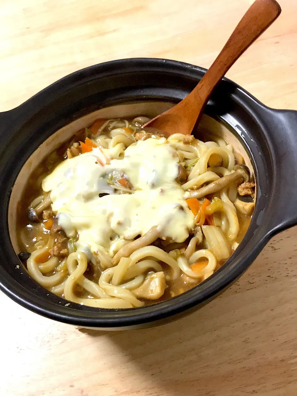 Snapdishの料理写真:残り物でカレーうどん💕 今日すごい寒かったから、煮込みうどんで温まります⛄️チーズもとろけて👍|gu-gohanさん