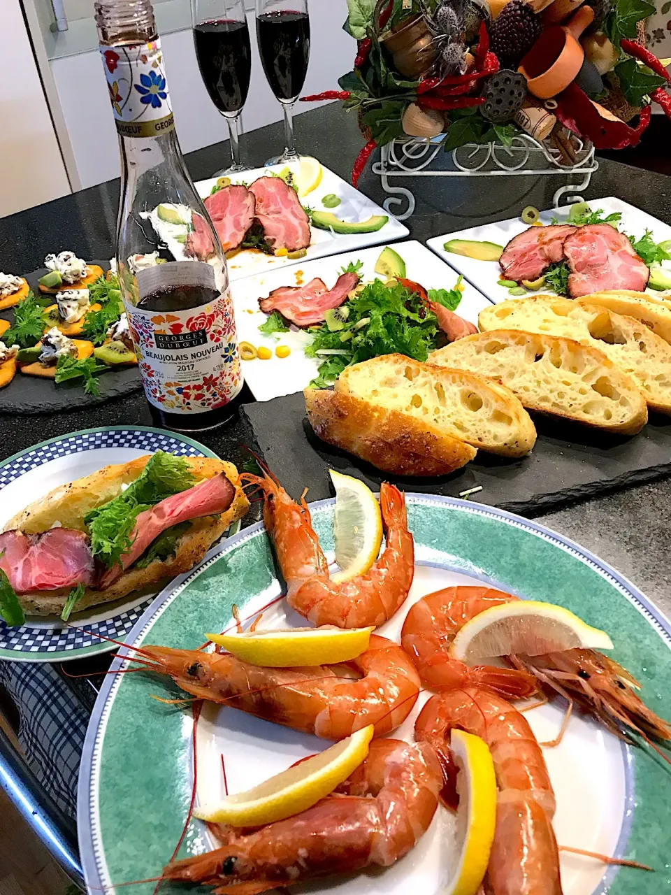 ボジョレーヌーヴォー解禁 あまり盛り上がってませんが 二人で乾杯🍷🍷|シュトママさん