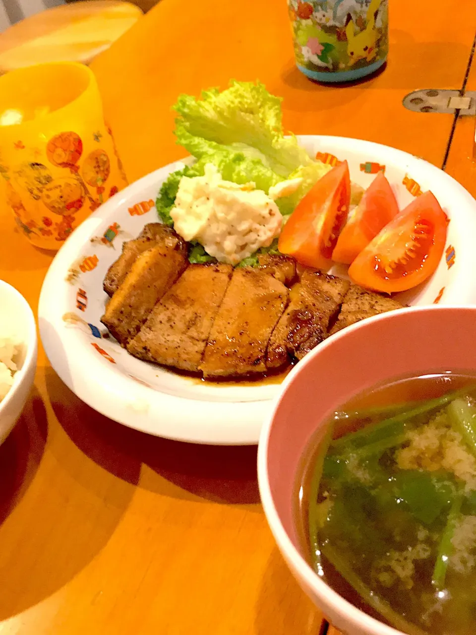 Snapdishの料理写真:ステーキ🥩  ポテトサラダ  トマト🍅  ほうれん草とワカメのお味噌汁|ch＊K*∀o(^^*)♪さん