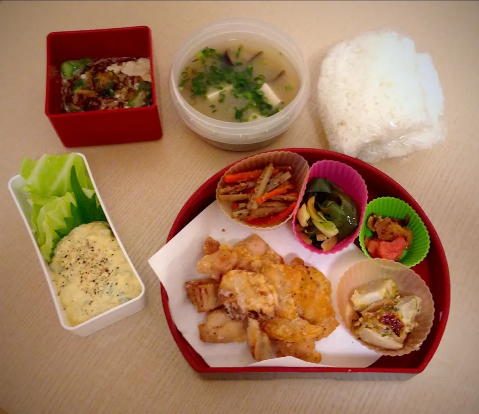 鶏肉と蓮根の唐揚げ
里芋蓮根の味噌グラタン風
きんぴらゴボウ
手作り豆腐 山芋オクラもずくかけ
タルタルソース|じゅんこさん