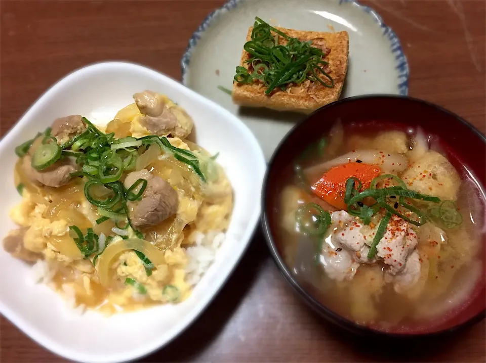 ある日の夕飯
⚫︎親子丼
⚫︎ざぶとん揚げ焼き
⚫︎豚汁|まるちゃんさん