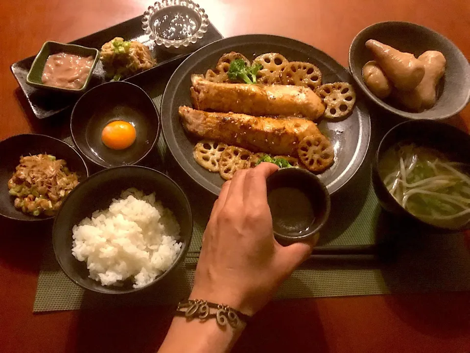 Today's Dinner🍴前菜･里芋の甘辛煮･鮭と蓮根の照り焼き･納豆･生卵･白飯･もやしと韮のお味噌汁|🌈Ami🍻さん