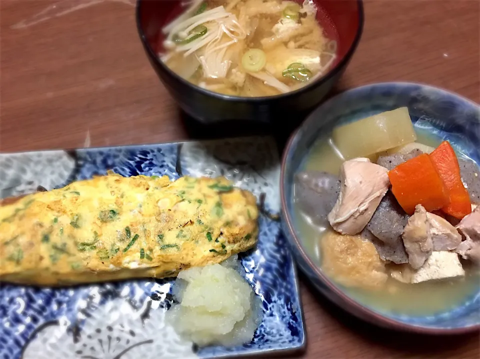 ある日の夕飯
⚫︎ネギ入りだし巻き玉子
⚫︎ごっちゃ煮
⚫︎えのきと薄揚げの味噌汁|まるちゃんさん