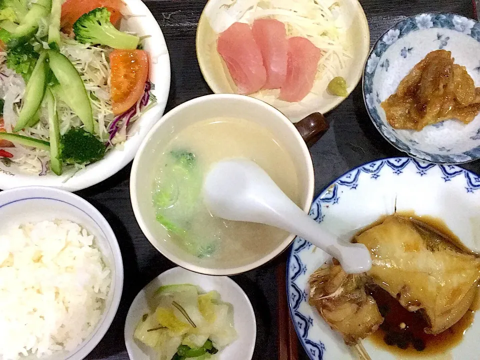 今夜の夕食です。ハギの煮付け、牛蒡の甘辛煮、マグロのお刺身、豆乳春雨スープ、サラダ、お漬物、御飯少々です。|詳智　片山さん