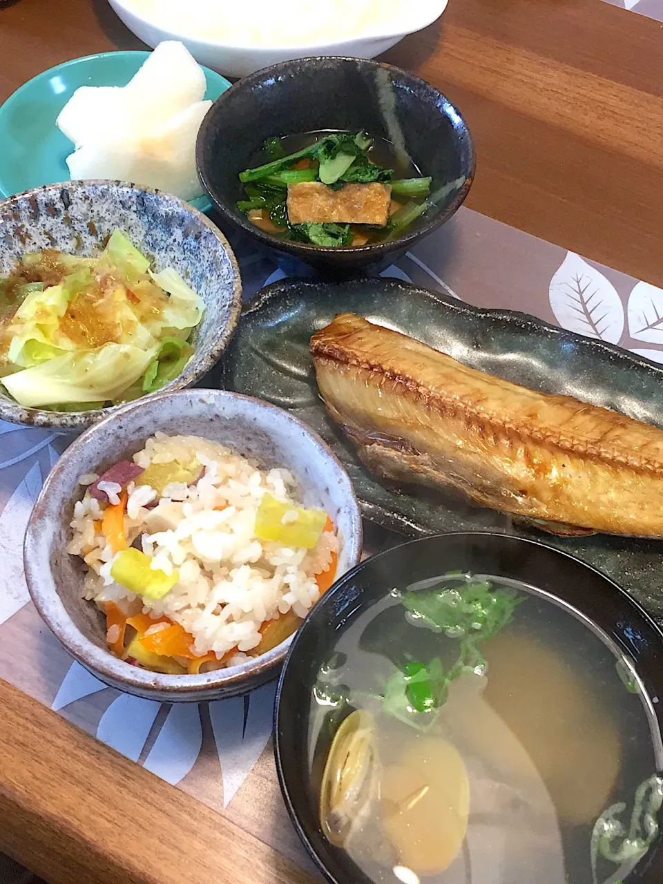 晩御飯
縞ホッケ、小松菜と揚げの煮浸し、茹でキャベツのおかか和え、あさりの味噌汁、さつまいもとエリンギと人参の炊き込みご飯、新高梨|かよちゃんさん